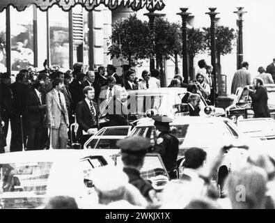 -- Foto von Szene außerhalb der St. Francis Hotel etwa eine Sekunde nachdem Sara Jane Moore versuchte, Präsident Gerald R. Ford am 22. September 1976 in San Francisco, Kalifornien, zu ermorden Stockfoto