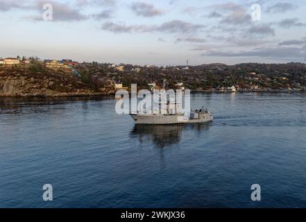 Das Minenkontrollschiff Tyr der Royal Norwegian Navy, das den Fjord bei Bergen hinunterfährt, auf seinem Weg in die Nordsee. Stockfoto