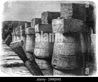 Massive Steinsäulen mit Hieroglphen Motiven in den antiken Ruinen im Karnak Tempelkomplex El-Karnak Luxur Ägypten. Vintage oder historische Gravur oder Illustration 1963. Stockfoto