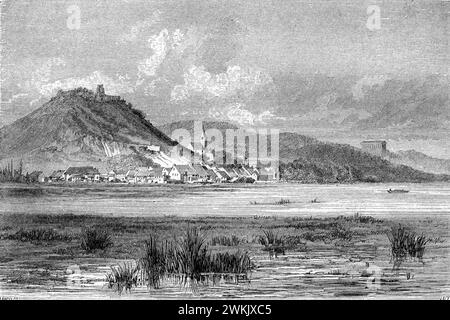 Frühe Sicht auf Donaustauf und Ruinen seiner mittelalterlichen Burg (914–930) am Ufer der Donau mit der Walhalla (1842), eine Nachbildung des Parthenon Athen, in der Ferne, Bayern, Deutschland. Vintage oder historische Gravur oder Illustration 1863 Stockfoto