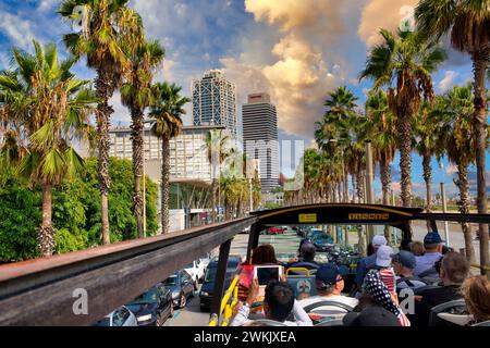 Touristen im Bus eine Stadtrundfahrt, Passeig Marítim de la Barceloneta, Barcelona, Katalonien, Spanien, Europa Stockfoto