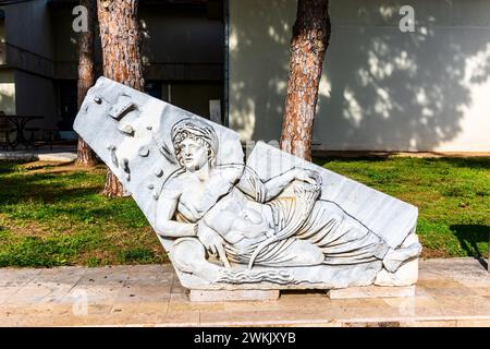 Detail des griechisch-römischen Relieftafels, ausgestellt im Archäologischen Museum in Antalya, Türkei. Stockfoto