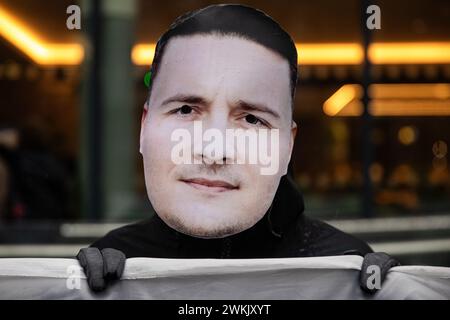 London, Großbritannien. Februar 2024. Ein pro-palästinensischer Aktivist, der eine Maske trägt, auf der ein Bild von Wes Streeting, dem Schattenstaatssekretär für Gesundheit und Soziales, abgebildet ist. Proteste mit London für ein freies Palästina außerhalb des ehemaligen Hauptsitzes der Labour Party, um zu fordern, dass die Labour-Abgeordneten heute Abend im Parlament für den SNP-Antrag stimmen, der einen sofortigen und dauerhaften Waffenstillstand in Gaza fordert. Quelle: Mark Kerrison/Alamy Live News Stockfoto