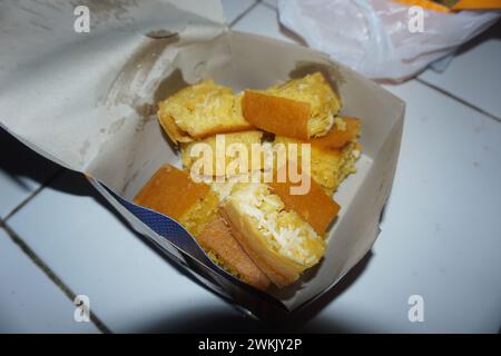 Foto von Käse-Bananen-Martinabak in einer Schachtel, ein typischer indonesischer Snack Stockfoto