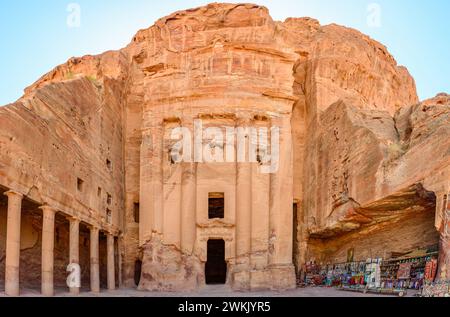 Petra, Jordanien - Ein Blick auf das Urnengrab, Petra, UNESCO-Weltkulturerbe, Jordanien, Naher Osten Stockfoto
