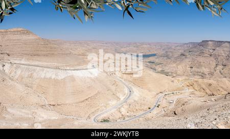 Eine verwinkelte, karge Wüstenstraße in Jordanien. Stockfoto