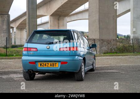 Alfa Romeo 145 Cloverleaf, Phase 2 Facelift in Azzurro Fantasia blau aus dem Jahr 2000 Stockfoto