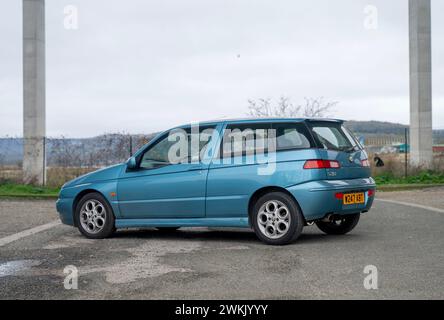 Alfa Romeo 145 Cloverleaf, Phase 2 Facelift in Azzurro Fantasia blau aus dem Jahr 2000 Stockfoto