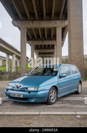 Alfa Romeo 145 Cloverleaf, Phase 2 Facelift in Azzurro Fantasia blau aus dem Jahr 2000 Stockfoto