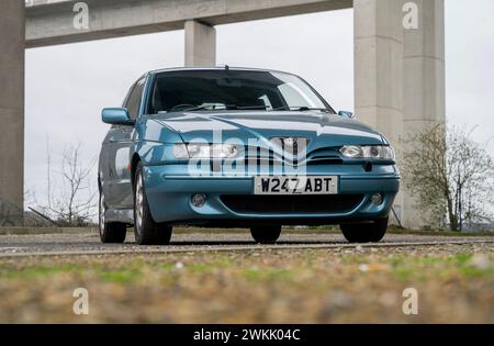 Alfa Romeo 145 Cloverleaf, Phase 2 Facelift in Azzurro Fantasia blau aus dem Jahr 2000 Stockfoto