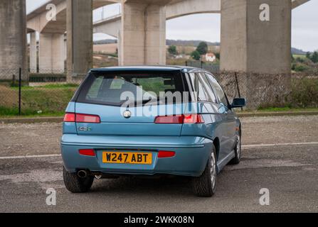 Alfa Romeo 145 Cloverleaf, Phase 2 Facelift in Azzurro Fantasia blau aus dem Jahr 2000 Stockfoto