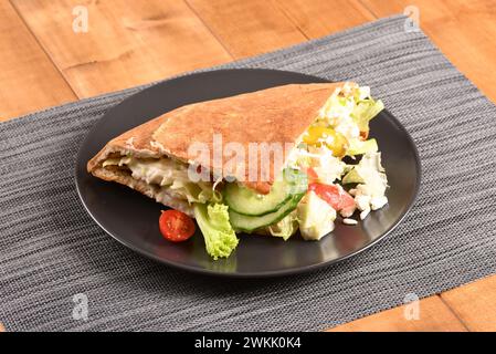 Döner Döner auf einem dunklen Teller, Nahaufnahme. Stockfoto
