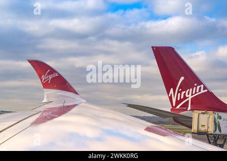 London, England, Vereinigtes Königreich - 11. Januar 2024: Heckflosse und gekrümmtes Winglet von Passagierjets, die von Virgin Atlantic Airways betrieben werden Stockfoto