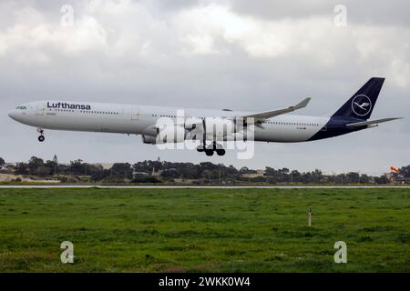 Lufthansa Airbus A340-642 (REG: D-AIHI) kommt zur Wartung bei LTM an. Stockfoto