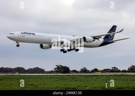 Lufthansa Airbus A340-642 (REG: D-AIHI) kommt zur Wartung bei LTM an. Stockfoto