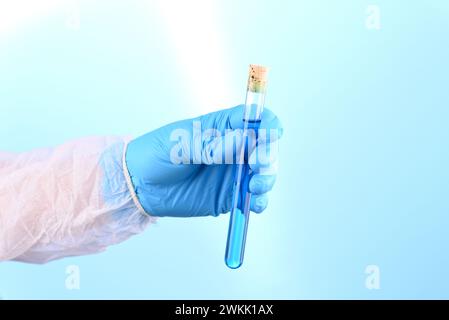 Chemische Laborpräparation in Form von blauer Flüssigkeit im Reagenzglas. Stockfoto