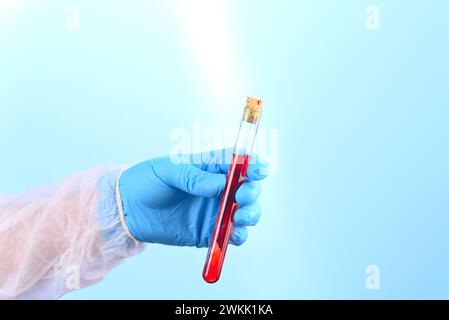 Chemische Laborpräparation in Form von roter Flüssigkeit im Reagenzglas. Stockfoto