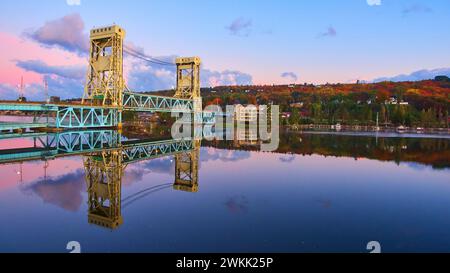 Blick aus der Vogelperspektive auf die Portage Lake Lift Bridge bei Sonnenaufgang mit Herbstlaub Stockfoto