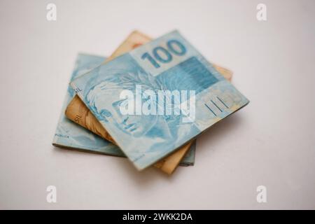 Mehrere Reais-Banknoten - Geld aus Brasilien auf dem Tisch Stockfoto