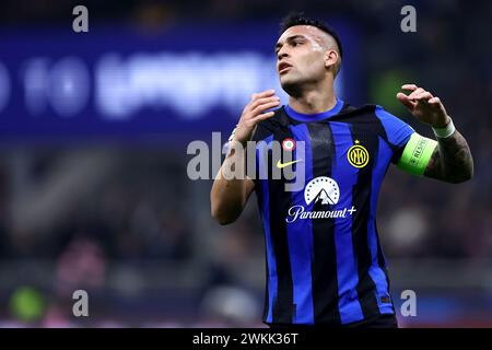 Mailand, Italien. Februar 2024. Lautaro Martinez vom FC Internazionale sieht beim Achtelfinale der UEFA Champions League am 20. Februar 2024 im Stadio Giuseppe Meazza in Mailand an. Quelle: Marco Canoniero/Alamy Live News Stockfoto