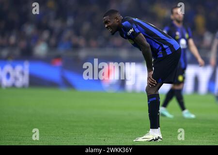 Mailand, Italien. Februar 2024. Marcus Thuram vom FC Internazionale verletzte sich beim Achtelfinale der UEFA Champions League am 20. Februar 2024 im Stadio Giuseppe Meazza in Mailand. Quelle: Marco Canoniero/Alamy Live News Stockfoto