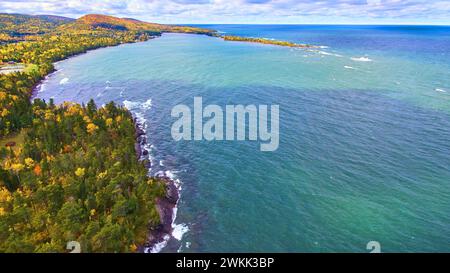Aerial Autumn Forest und zerklüftete Küste am Lake Superior Stockfoto