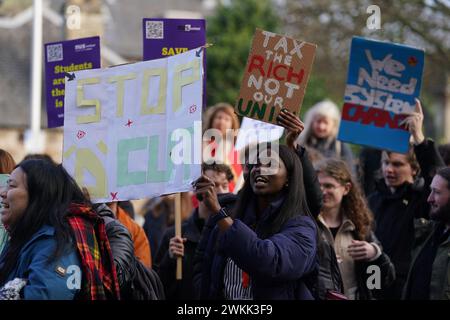 Studenten nehmen an der von der National Union of Students (NUS) Scotland veranstalteten Rally for Education Teil, in der die schottische Regierung aufgefordert wird, die vorgeschlagenen Kürzungen der Mittel für höhere und berufliche Bildung im kommenden Haushalt vor dem schottischen Parlament in Holyrood, Edinburgh, einzustellen. Bilddatum: Mittwoch, 21. Februar 2024. Stockfoto