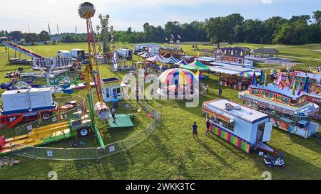 Blick aus der Vogelperspektive auf das festliche Messegelände mit Vergnügungsfahrten und Imbissständen Stockfoto