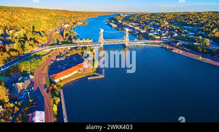 Blick aus der Vogelperspektive auf die Portage Lake Lift Bridge bei Sonnenuntergang, Houghton, Michigan Stockfoto