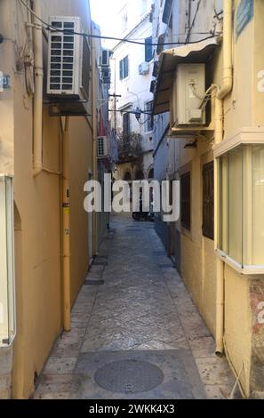 Leere alte schmale Straße 'Alley' in der Altstadt von Korfu, Griechenland, EU. Stockfoto