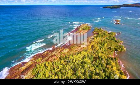 Blick aus der Vogelperspektive auf die abgeschiedene Forest Peninsula und Lake Superior Coast Stockfoto