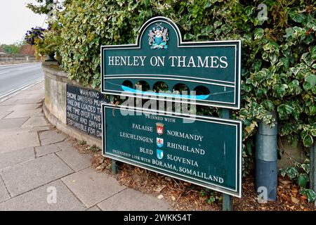 Henley on Thames, Oxfordshire, England, Vereinigtes Königreich - 11. Oktober 2023: Henley on Thames Stadtschild an der Henley Bridge über die Themse, England Stockfoto