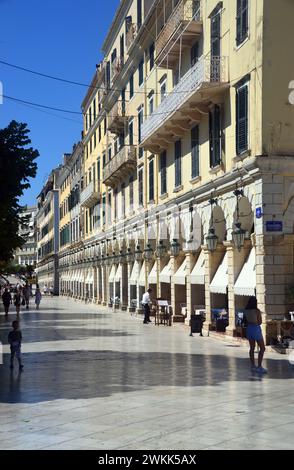 Menschen/Urlauber Shopping & Spaziergänge in der Nähe zwischen Liston und Spianada Plätze in Korfu, Griechenland, EU. Stockfoto