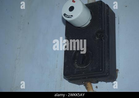 Jemand hat den Stecker in die Steckdose gesteckt. Jemand steckte das Telefonladegerät an eine Steckdose. Hochwertige Fotos Stockfoto