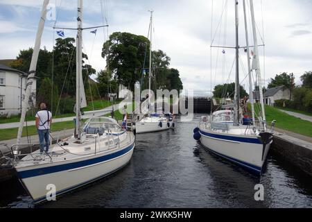 Segelboote/Yachten warten am Loch Gate auf dem Caledonian Canal an der „Neptunes Staircase“ in Corpach nahe Fort William in den Highlands von Schottland. Stockfoto