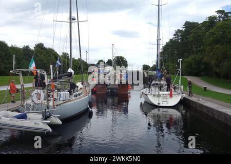 Segelboote/Yachten warten am Loch Gate auf dem Caledonian Canal an der „Neptunes Staircase“ in Corpach nahe Fort William in den Highlands von Schottland. Stockfoto