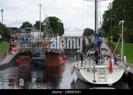 Segelboote/Yachten warten am Loch Gate auf dem Caledonian Canal an der „Neptunes Staircase“ in Corpach nahe Fort William in den Highlands von Schottland. Stockfoto