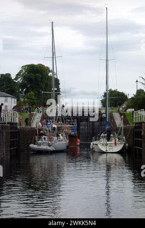 Segelboote/Yachten warten am Loch Gate auf dem Caledonian Canal an der „Neptunes Staircase“ in Corpach nahe Fort William in den Highlands von Schottland. Stockfoto