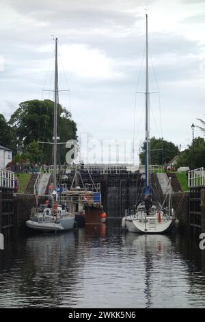 Segelboote/Yachten warten am Loch Gate auf dem Caledonian Canal an der „Neptunes Staircase“ in Corpach nahe Fort William in den Highlands von Schottland. Stockfoto