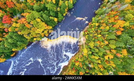 Luftaufnahme von oben nach unten auf die Tahquamenon Falls im Herbstlaub Stockfoto