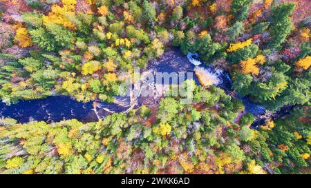 Die herbstliche Pracht von oben nach unten im Michigan Forest mit Waterway Stockfoto