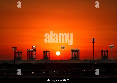 Sakhir, Bahrain. Februar 2024. Rundkurs Atmosphäre - Sonnenuntergang. 21.02.2024. Formel-1-Test, Sakhir, Bahrain, Tag 1. Das Foto sollte lauten: XPB/Alamy Live News. Stockfoto