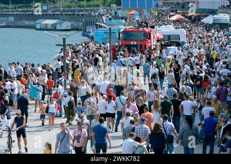 Menschenmassen versammelten sich auf einem Pier während einer Militärparade zum Unabhängigkeitstag. 24. August 2021. Kiew, Ukraine Stockfoto