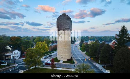 Blick aus der Vogelperspektive auf den historischen Ypsilanti Wasserturm in der Abenddämmerung Stockfoto