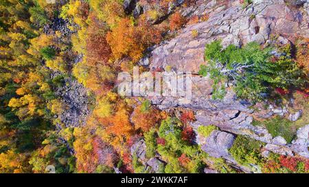Aerial Autumn Forest and Rock Face in Michigan Stockfoto