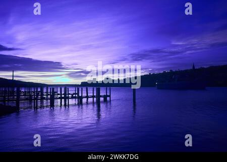 Twilight Waterfront mit Pier und Anlegeboot, Reflections on Calm Water Infrared Stockfoto