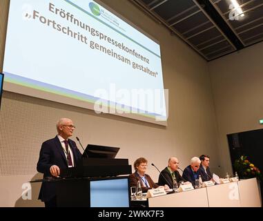 36. Deutscher Krebskongress 21. bis 24. Februar 2024 - Eröffnung, Eröffnungs-Pressekonferenz Eröffnungspressekonferenz am 36. Deutscher Krebskongress 21.02. - 24.02.2024. Es spricht Kongresspräsident Professor Dr. Reinhard Büttner li. Kongresspräsident Deutscher Krebskongress 2024. Bärbel Söhlke Patientenvertreterin, Patientinnenvertreterin, Patiitn:innenvertreterin, Gerd Nettkekoven Vorstandsvorsitzender der Stiftung Deutsche Krebshilfe, Prof. Dr. Michael Ghadimi, Präsident Deutsche Krebsgesellschaft e.V., PD Dr. Yuri Tolkach Institut für Allgemeine Pathologie und Pa Stockfoto