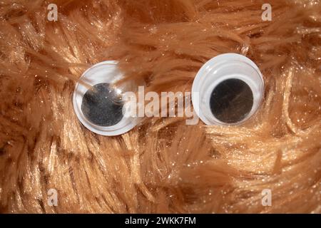Lustiges Wiggle Google Eyes auf Stoff dummen Hintergrund Stockfoto