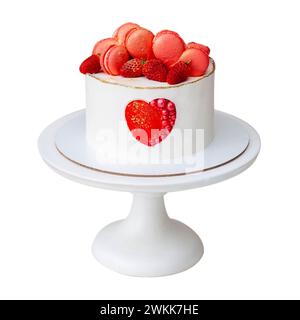 Valentinstag-Konzept. Kuchen in Herzform. Rotes Herz, Streusel, Erdbeeren und Macarons auf der Oberseite. Isoliert auf weißem Hintergrund Stockfoto