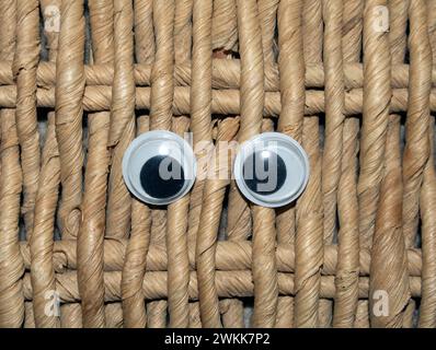 Lustiges Wiggle Google Eyes auf Stoff dummen Hintergrund Stockfoto